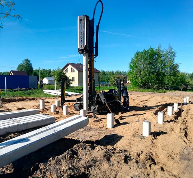 Монтаж фундамента на забивных сваях в Бологом